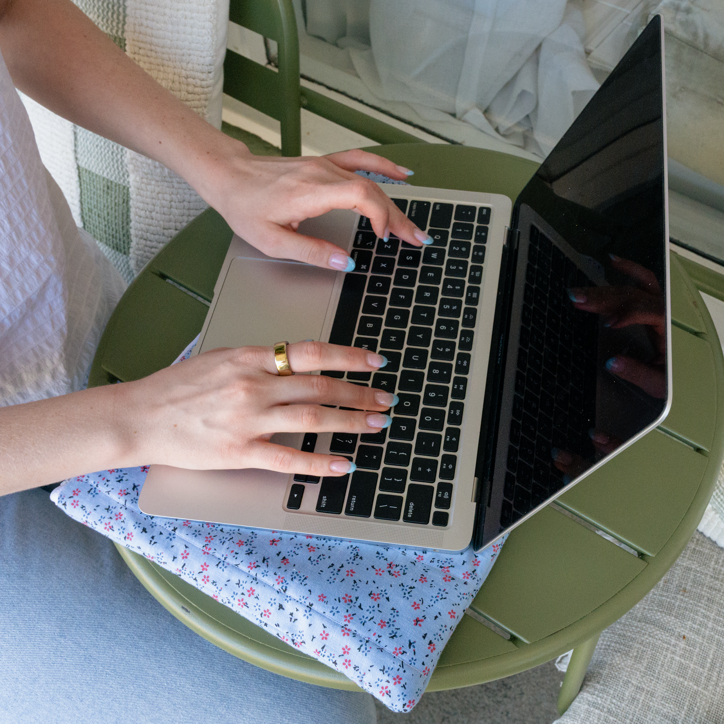 13 inch Blue Floral Laptop Sleeve - Image 2