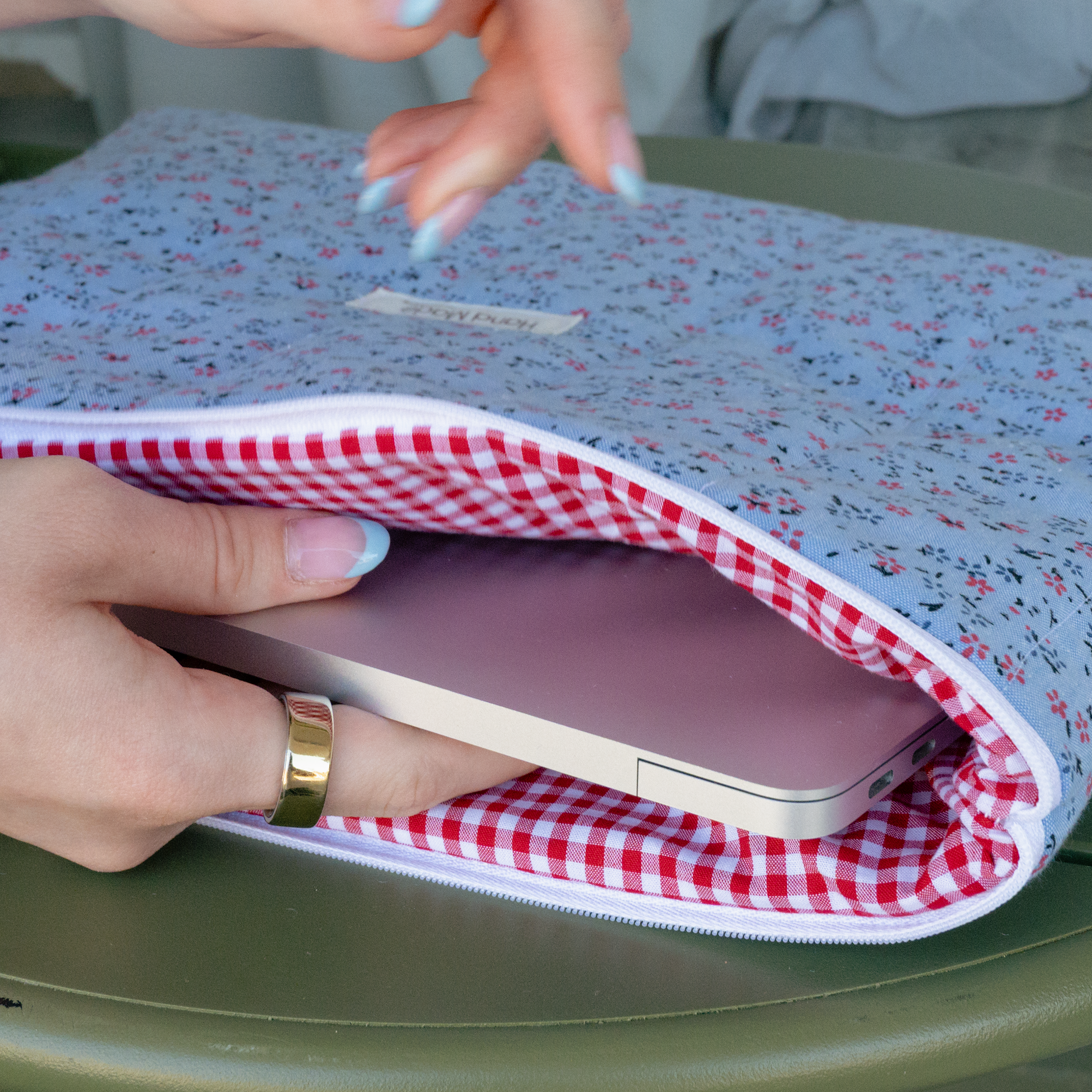 13 inch Blue Floral Laptop Sleeve - Image 3